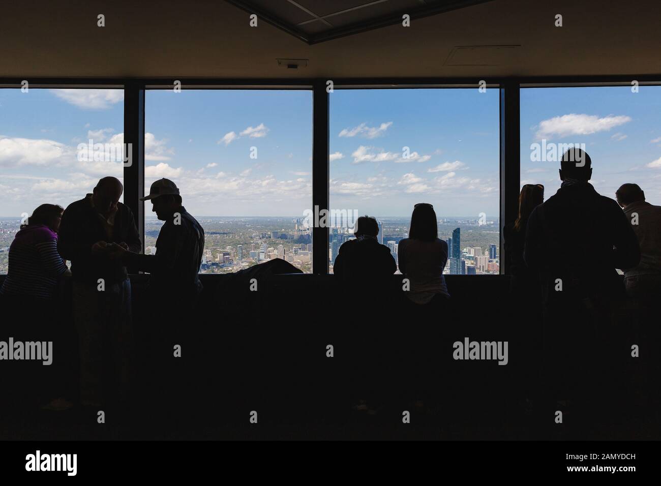 La gente disfruta de las vistas de la ciudad de Toronto desde la plataforma de observación en la Torre CN Foto de stock