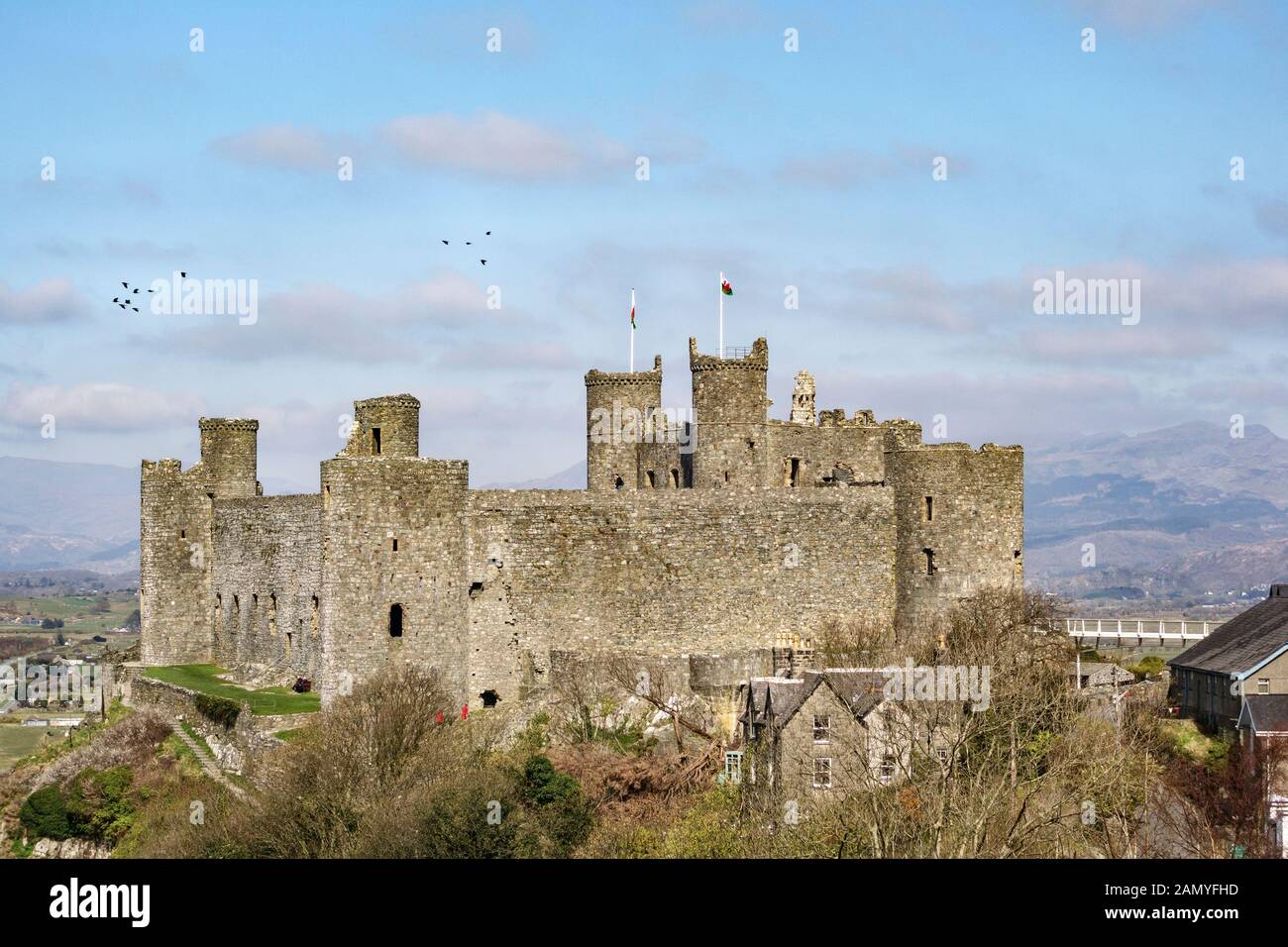 Castillo en Harlech, Gwynedd, al norte de Gales, Reino Unido. Fue construido por el rey Eduardo I en 1282, y tiene vistas a la pequeña ciudad de Harlech y el Mar de Irlanda Foto de stock
