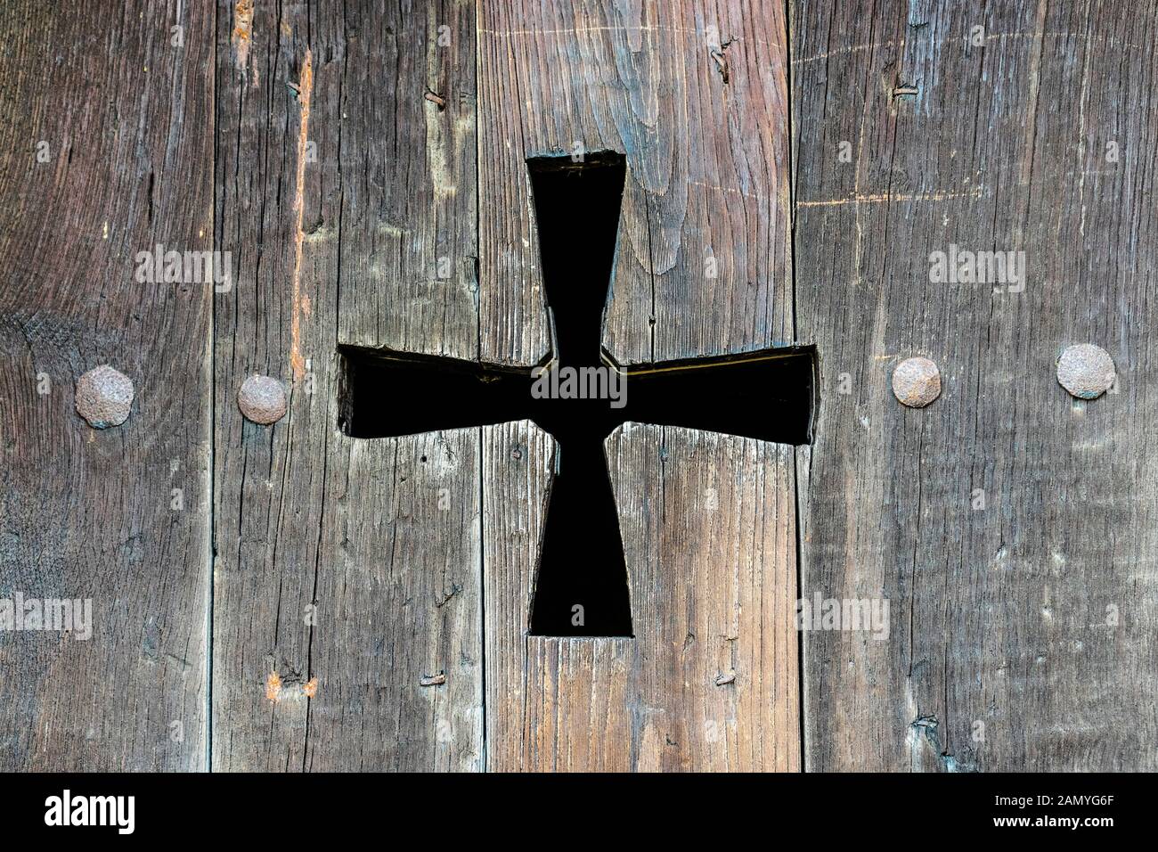 Persianas viejas de madera tallada con la cruz católica cerca. El concepto  de la fe y la religión del mundo. Símbolo de la región de Asturias, en el  norte de Spa Fotografía