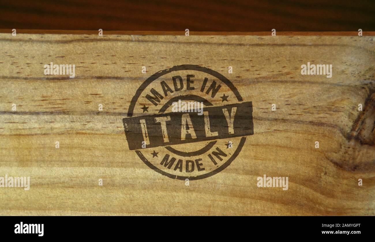 Made in Italy sello impreso en la caja de madera. Factory, el concepto de país de fabricación y producción. Foto de stock