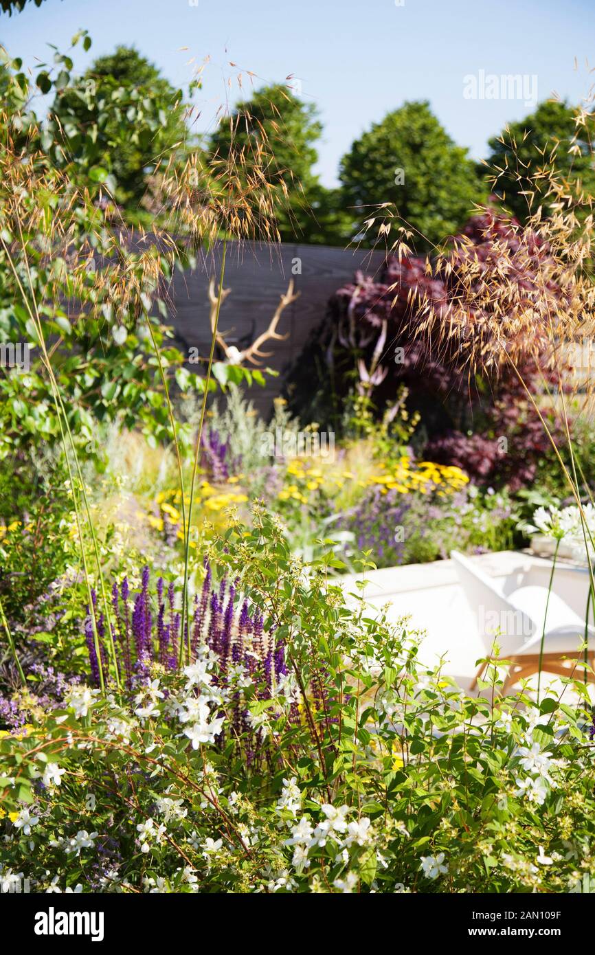 El jardín PAD DISEÑADOR DAN BOWYER. RHS Hampton Court Flower Show. Foto de stock