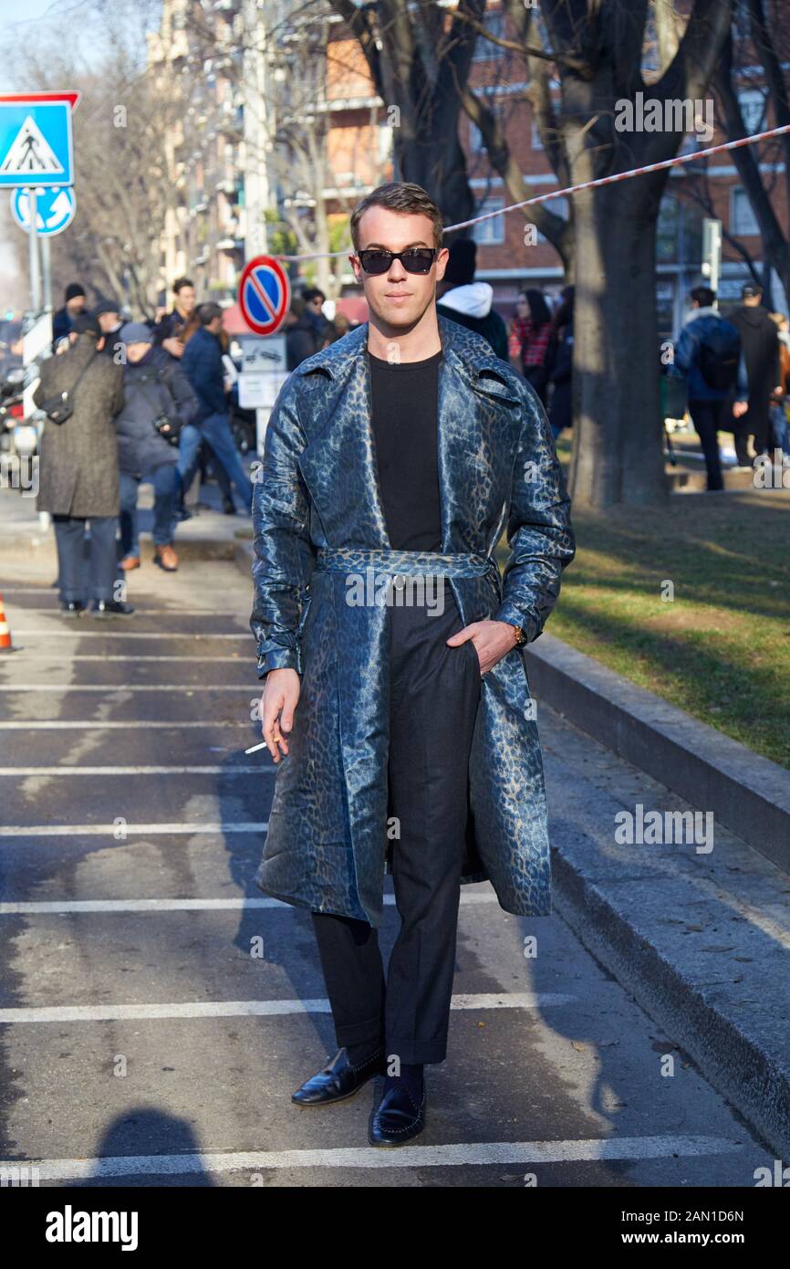 Milán, ITALIA - 11 DE ENERO de 2019: Hombre con piel azul leopardo  brillante abrigo antes del espectáculo de moda Emporio Armani, Milán Moda  Semana estilo calle Fotografía de stock - Alamy
