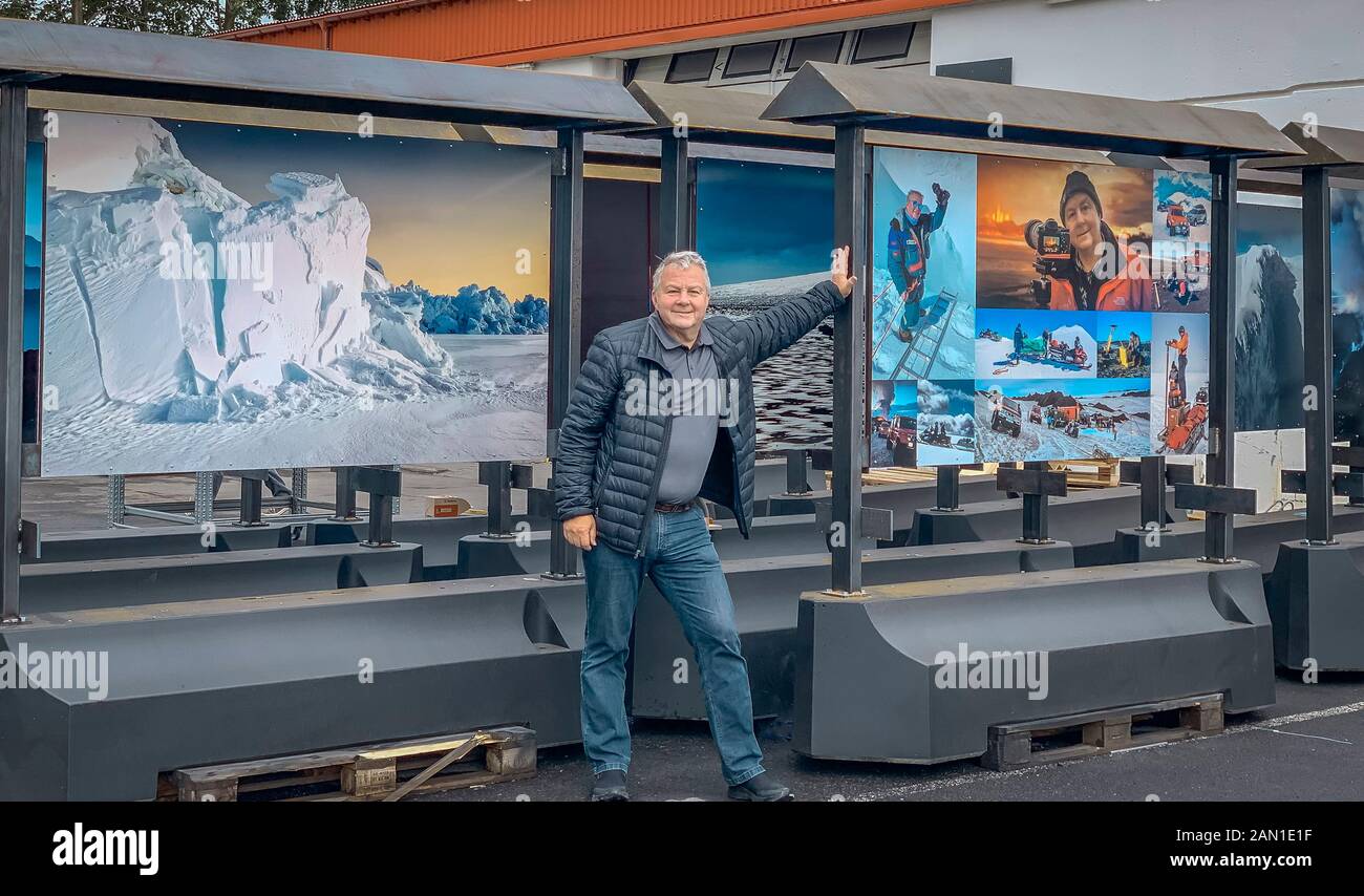 Ragnar Th Sigurdsson, fotógrafo islandés frente a sus imágenes. Exposición fotográfica al aire libre de Jokulsarlon, Islandia Foto de stock