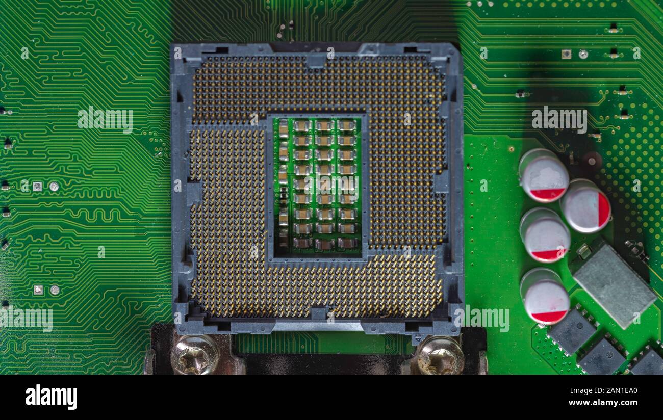 Impresa en azul con placa base del ordenador microcircuit, cerca Foto de stock