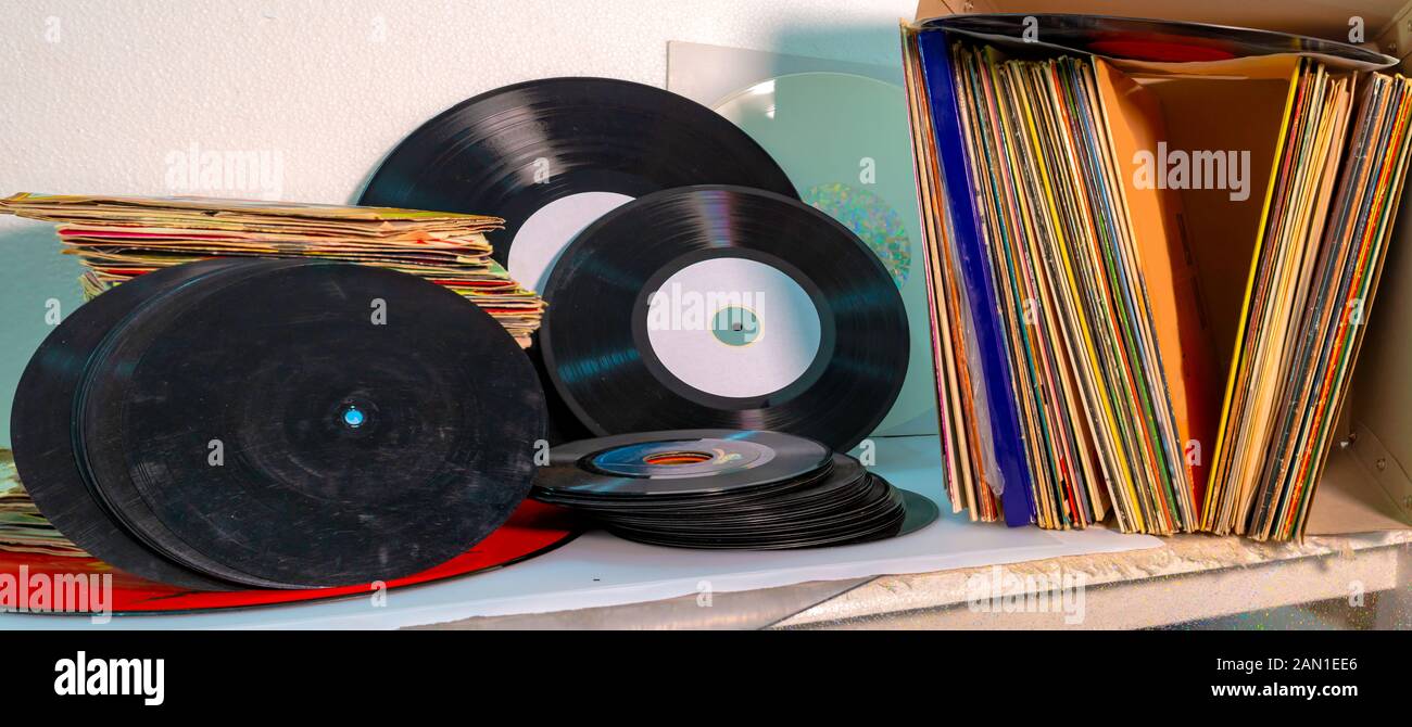 45 y 33 rpm, pila de discos de vinilo sobre fondo blanco. Foto de stock