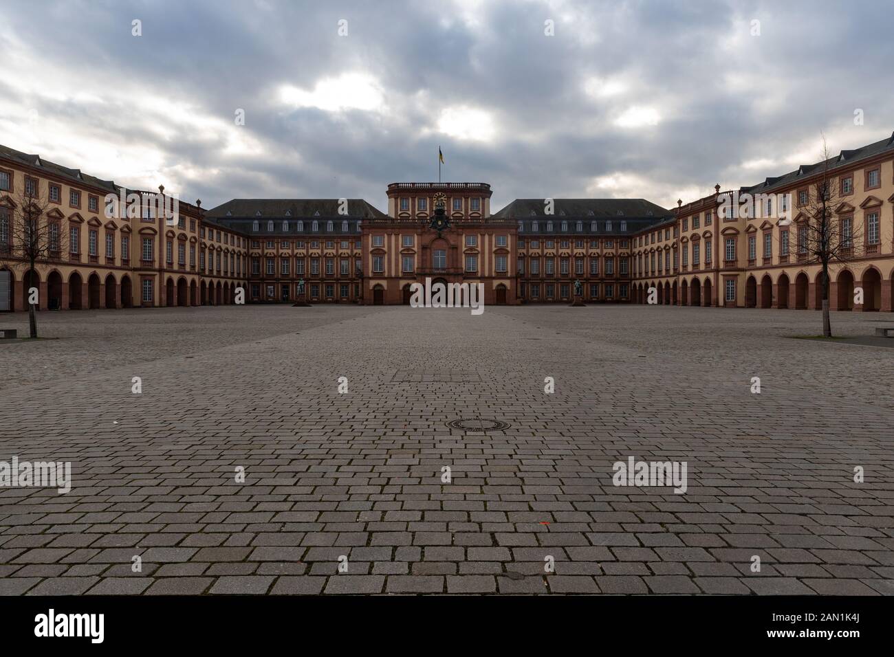 Universidad de Mannheim está trabajando en el viejo castillo barroco. Los edificios se han renovado para satisfacer las necesidades modernas. Foto de stock