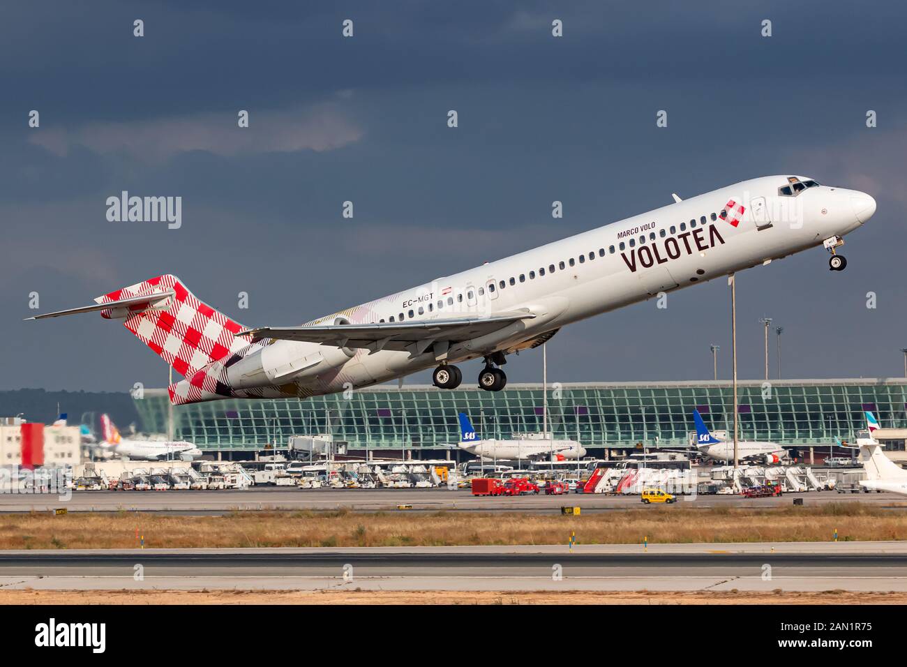 Palma de Mallorca, España - Julio 21, 2018: Volotea Boeing 717 avión en el aeropuerto de Palma de Mallorca (PMI) en España. Es un fabricante de aviones Boeing Foto de stock