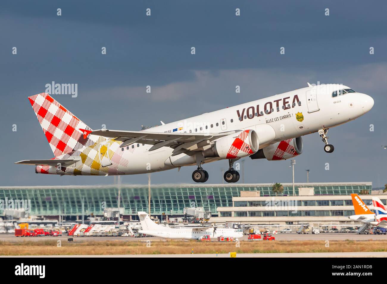 Palma de Mallorca, España - 21 de julio de 2018: Volotea Airbus A319 avión en el aeropuerto de Palma de Mallorca (PMI) en España. Airbus es un fabricante de aviones Foto de stock