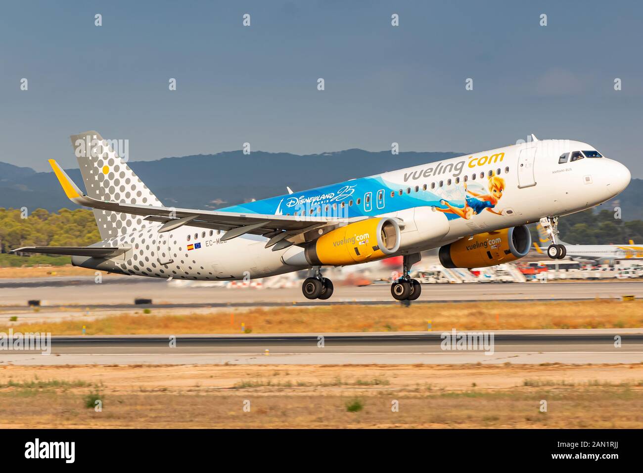 Palma de Mallorca, España - 21 de julio de 2018: Avión Vueling Airbus A320 en el aeropuerto de Palma de Mallorca (PMI) en España. Airbus es un fabricante de aviones Foto de stock