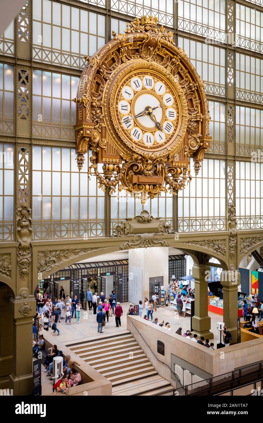 Reloj de oro gigante a la entrada del Musee d'Orsay, París, Ile-de-France, Francia Foto de stock