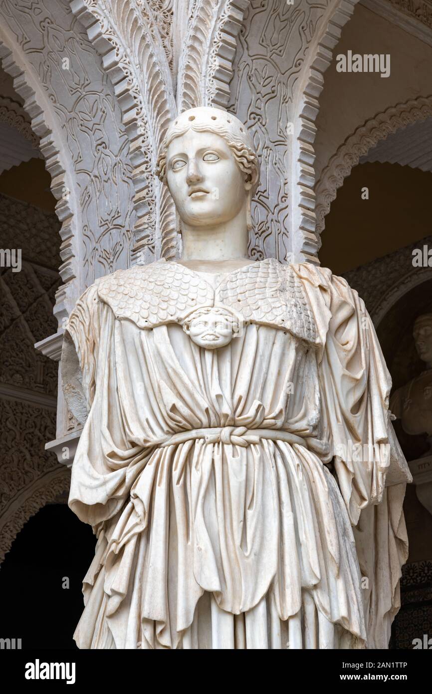 La estatua de mármol 'Palas Pacifera' en Casa de Pilatos. Es una segunda C AD réplica romana de un 5to C BC griego original Atenea Medicis, Diosa de la Sabiduría Foto de stock