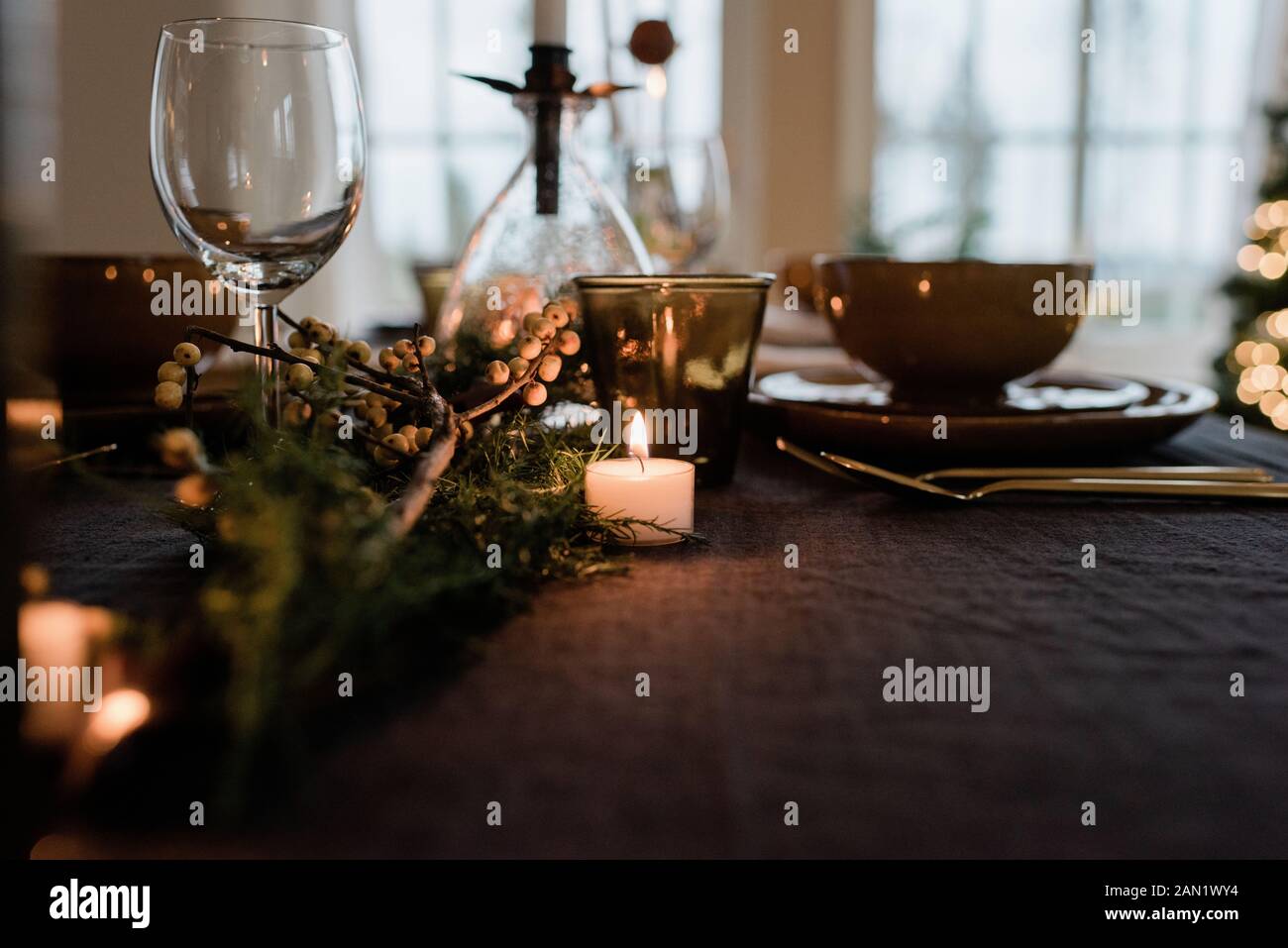 Vela escandinava a la luz del té en un decorado comedor Foto de stock