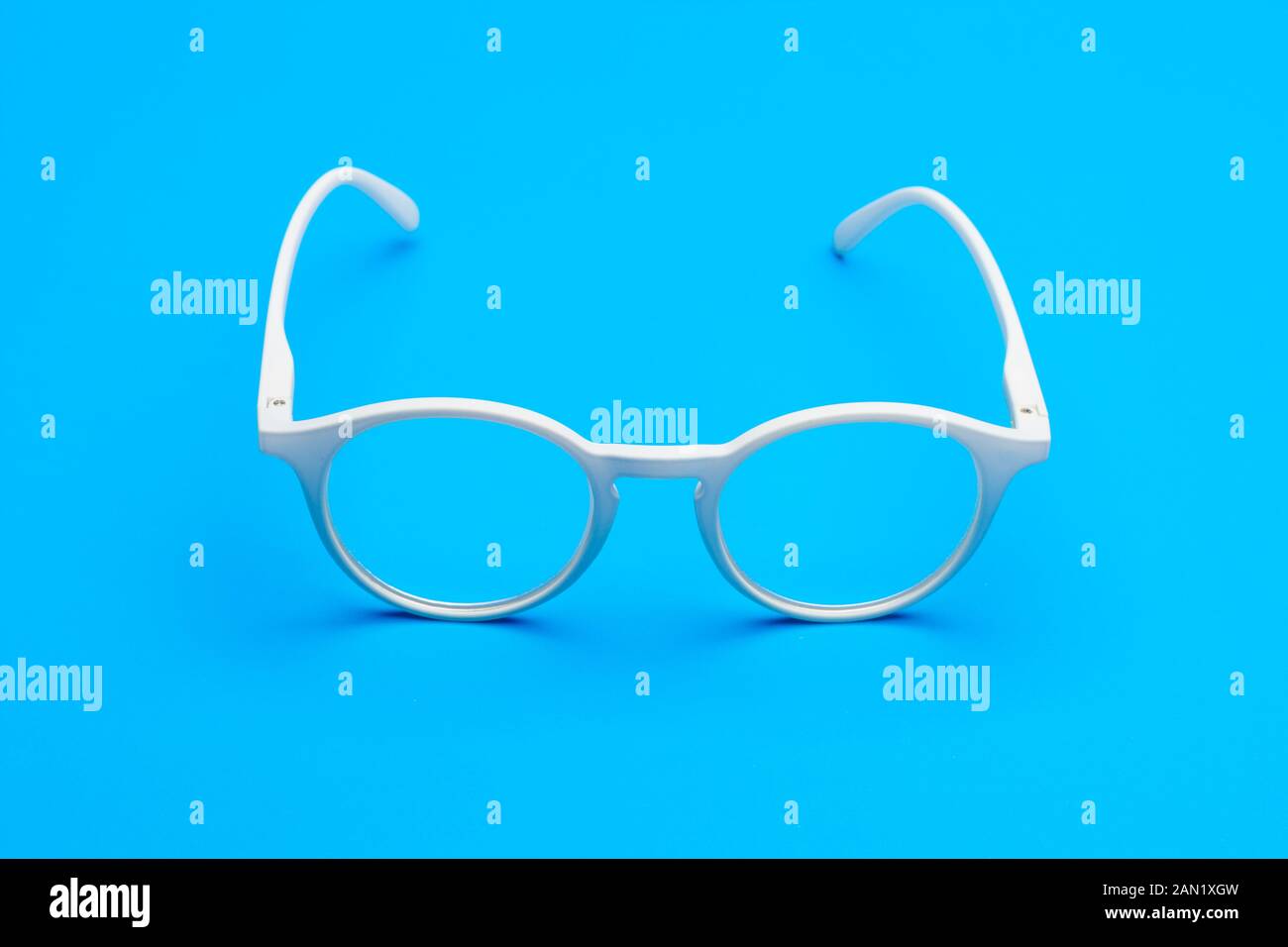 Gafas y lentes graduadas sobre un fondo liso, con gafas graduadas para  poder ver bien de lejos o cerca o para ampliar el tamaño de la let  Fotografía de stock - Alamy