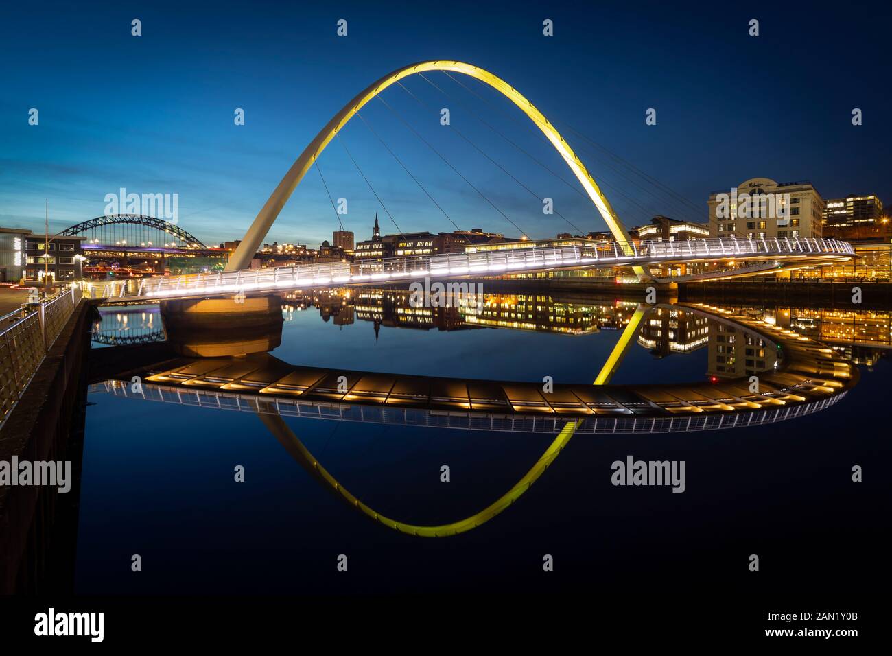 Puente del milenio de Gateshead Foto de stock