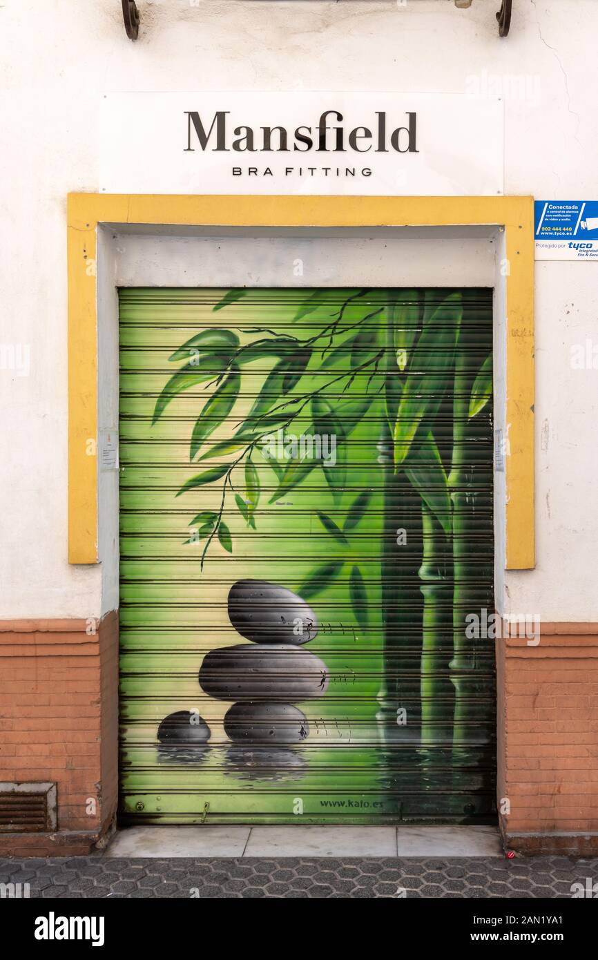 Un mural Zen de Kato (Fabián Bravo Guerrero) en las persianas de una tienda  en Sevilla Fotografía de stock - Alamy