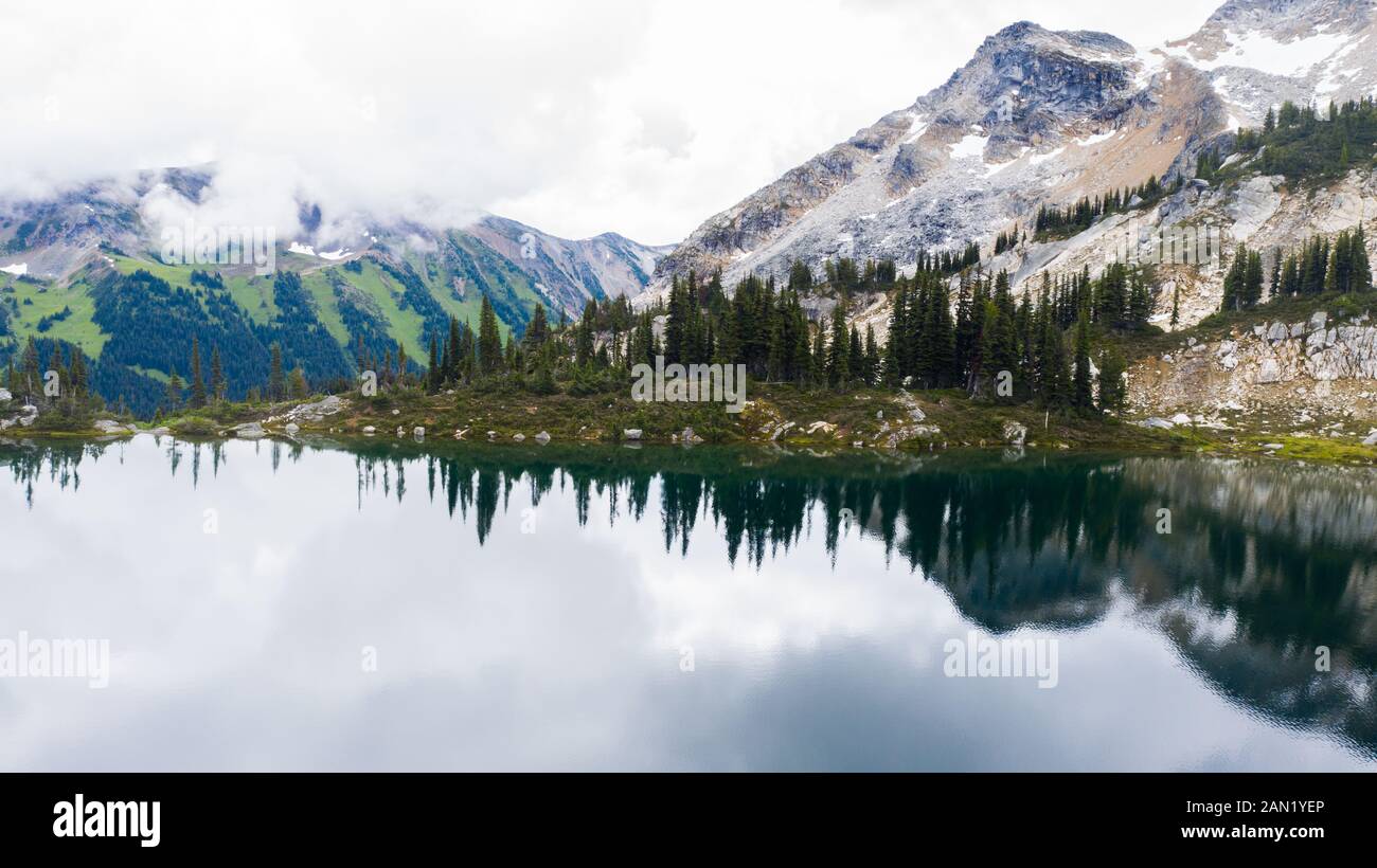Reflexión en el lago de la montaña desde la perspectiva aérea Foto de stock