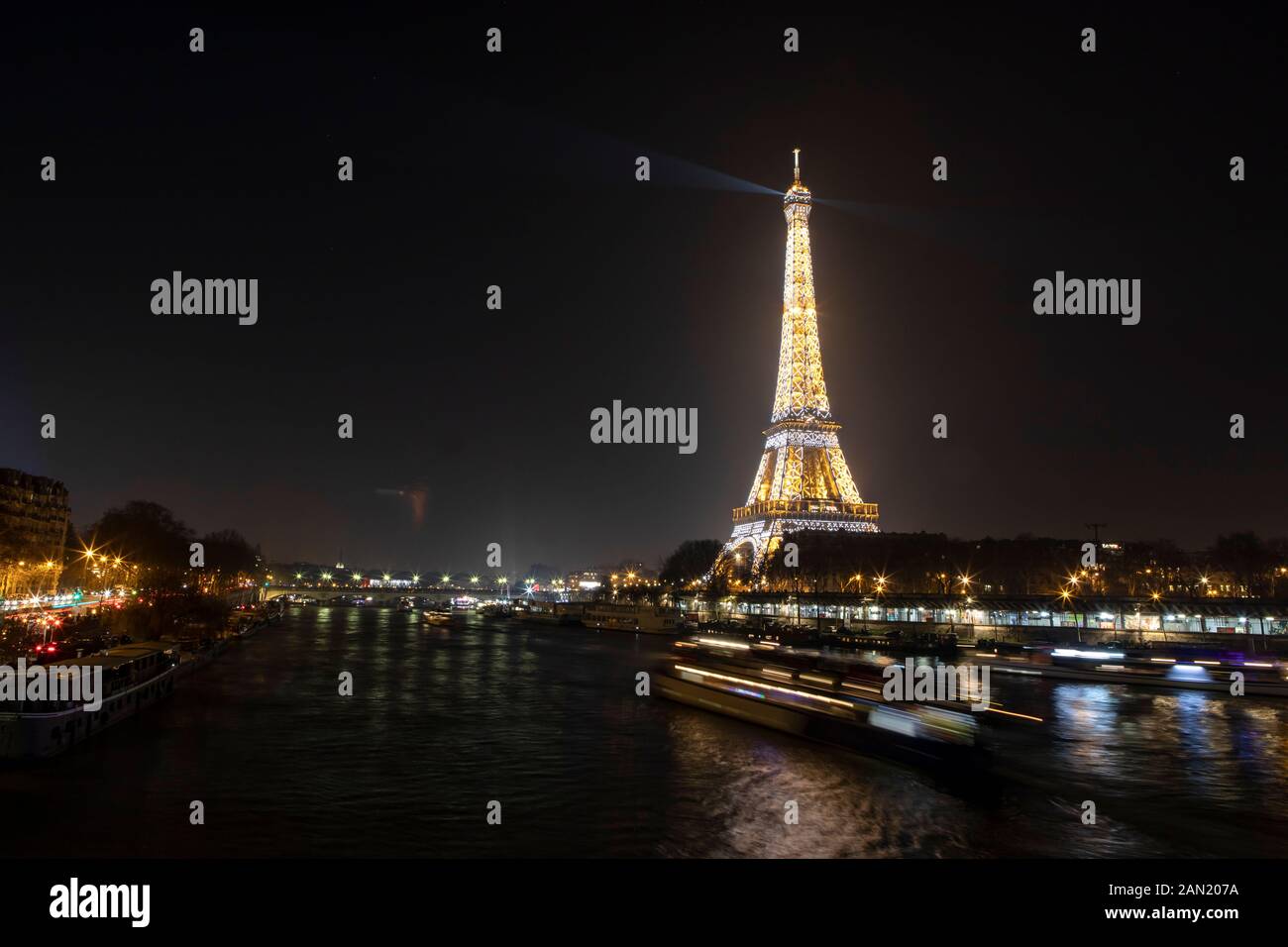 Luces en la torre eiffel fotografías e imágenes de alta resolución - Alamy