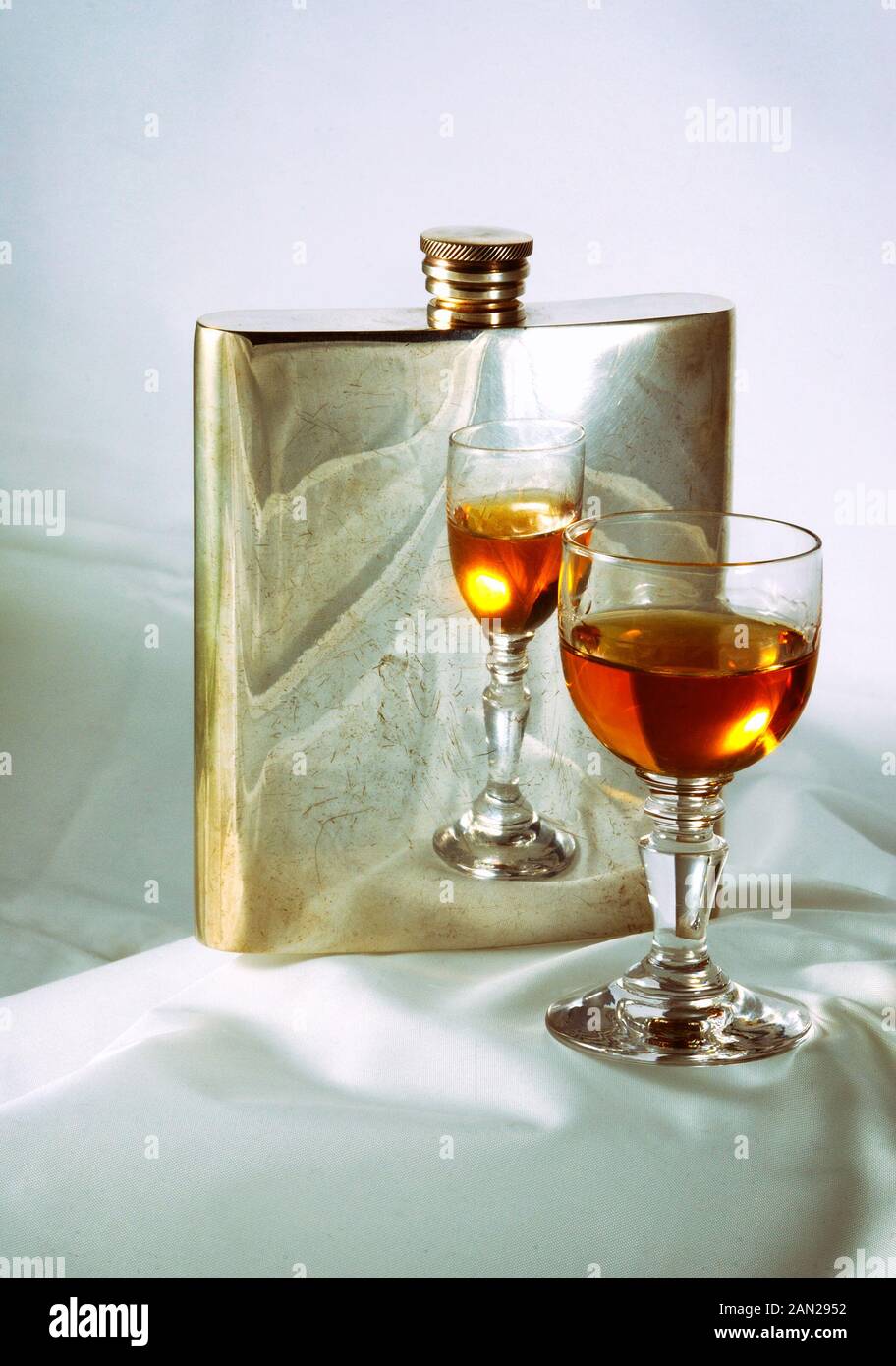 Antiguo frasco de metal utilizadas con una copa de cognac Foto de stock