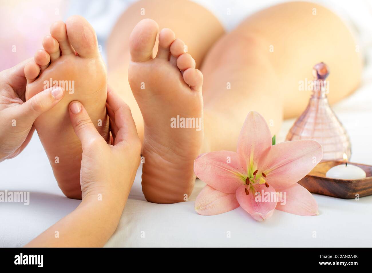Masaje de reflexología de pies fotografías e imágenes de alta resolución -  Alamy