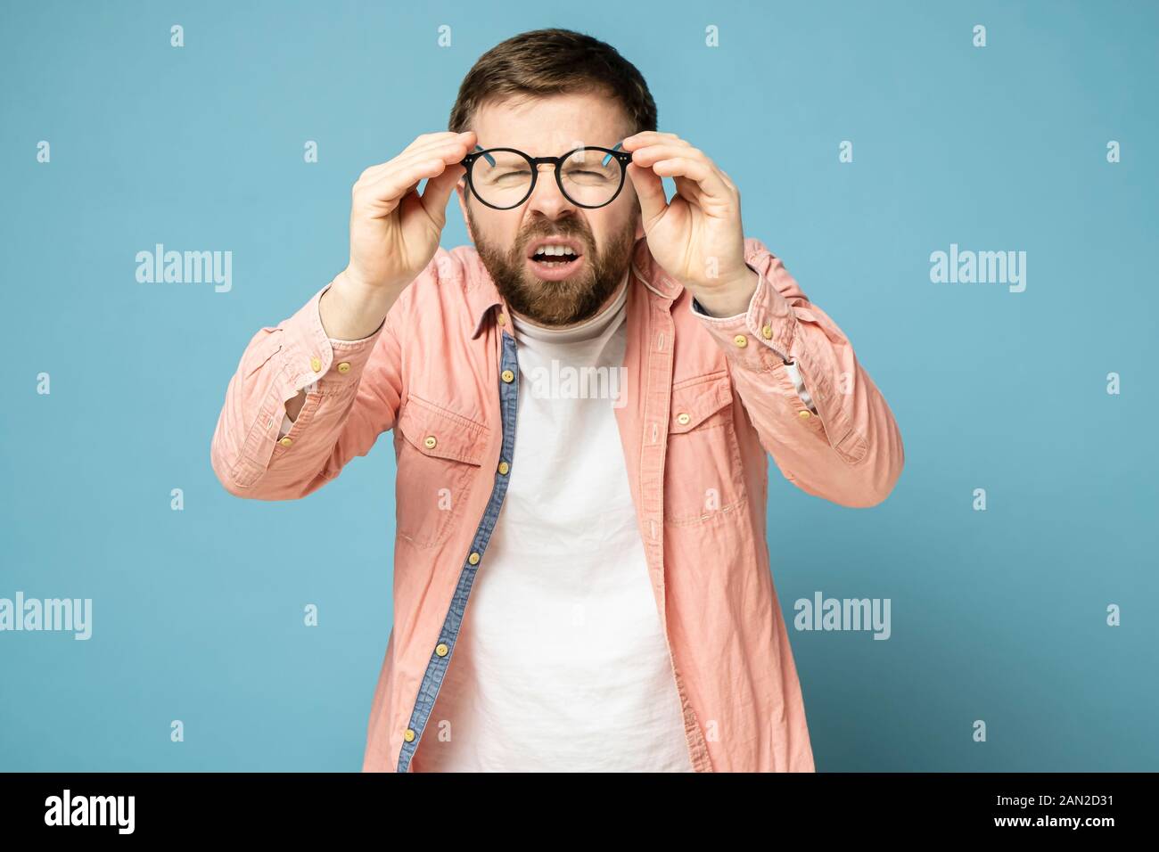 Un mal viendo hombre caucásico despegó gafas, squinted y miró a de las transparentes Fotografía de stock - Alamy