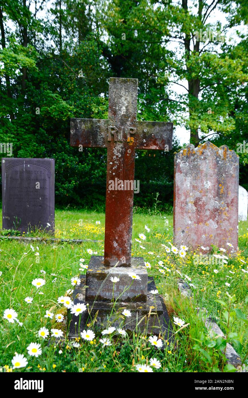 Cruce la lápida con RIP (Rest In Peace) en ella la antigua iglesia parroquial de San Pedro, Pembury, Kent, Inglaterra Foto de stock