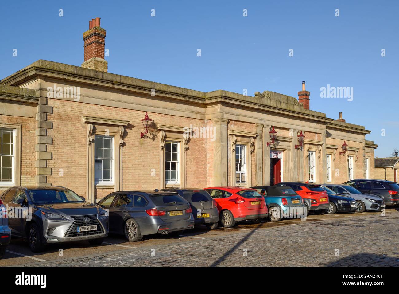 La estación de tren Newark Castle y salones de té con estacionamiento para vehículos, Reino Unido. Foto de stock