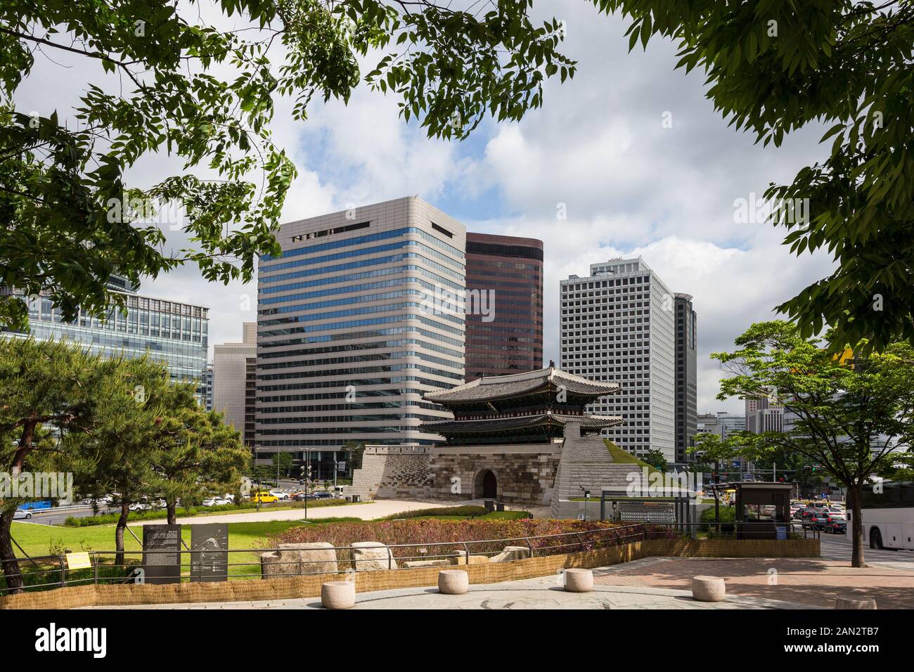 La famosa Puerta Namdaemun la arquitectura antigua contrasta con el moderno edificio de oficinas en el distrito del centro de Seúl en Corea del Sur Foto de stock