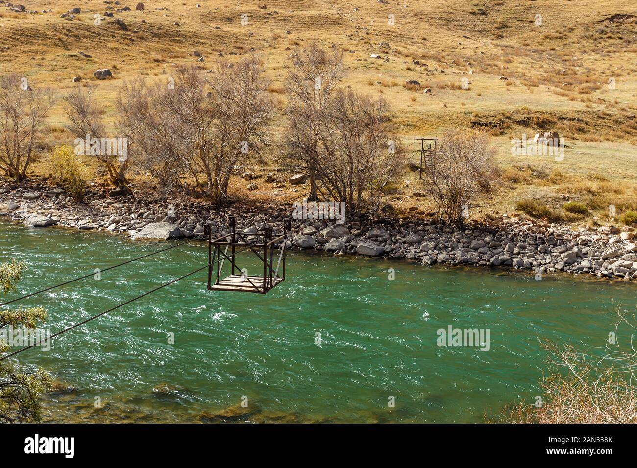 Río Djumgal Kokemeren, Kirguistán, cruzar el río, del ferry que cruza el río de montaña Foto de stock