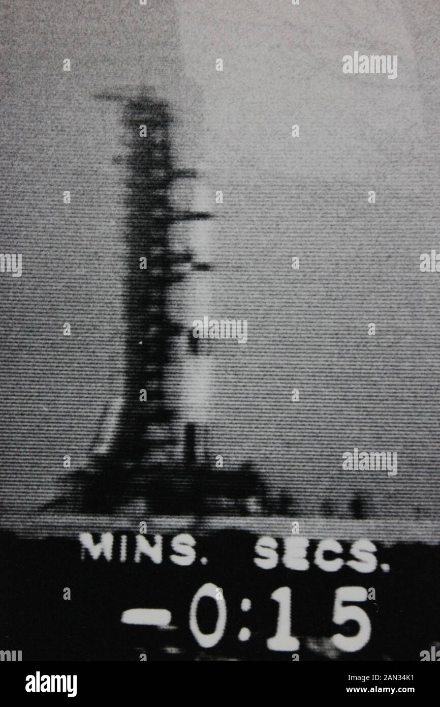 Fotografía extrema blanca y negra de los años setenta de la cuenta atrás de la misión Saturn V Apollo en directo en la televisión Foto de stock