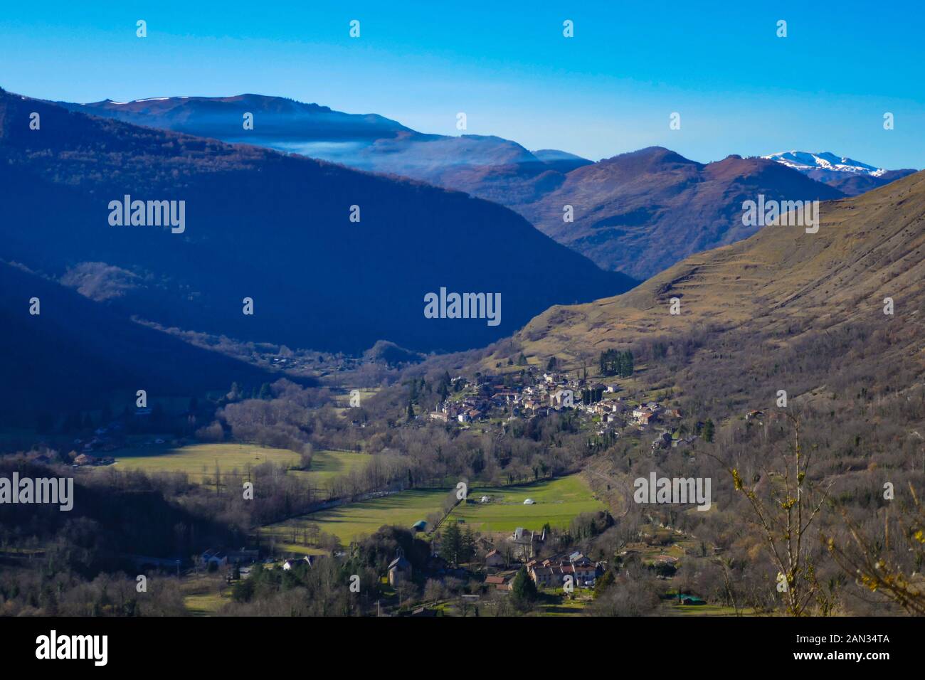 Aldea de Urs en un soleado día de invierno vistos de Lordat, sobre el valle de Ariège, Pirineos franceses, Francia Foto de stock