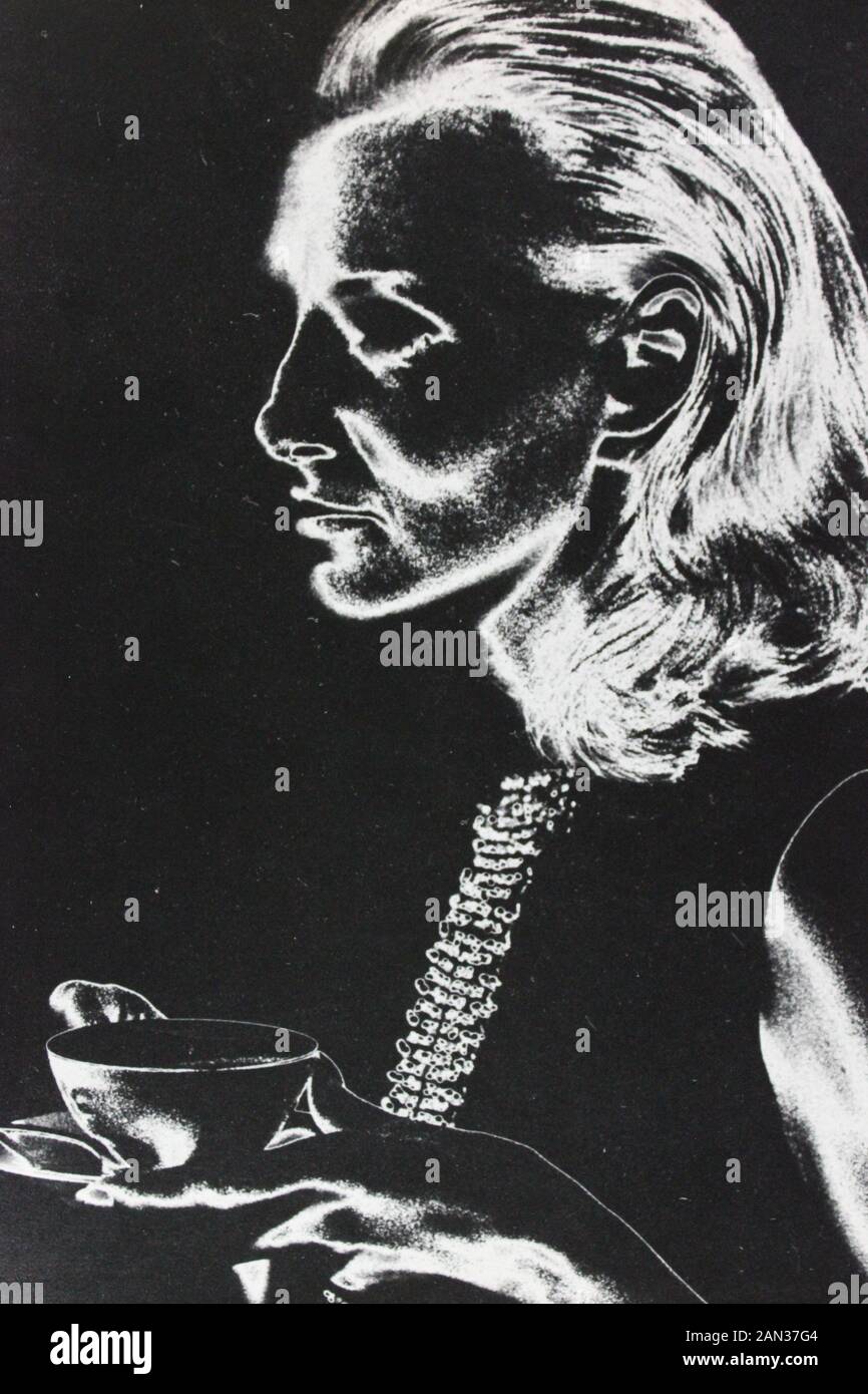 70 fino blanco y negro fotografía extrema de una elegante mujer adulta treintañero Foto de stock