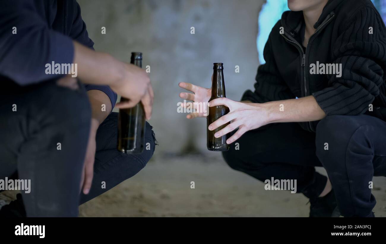 Los adolescentes borrachos comunicando, la adicción al alcohol, la