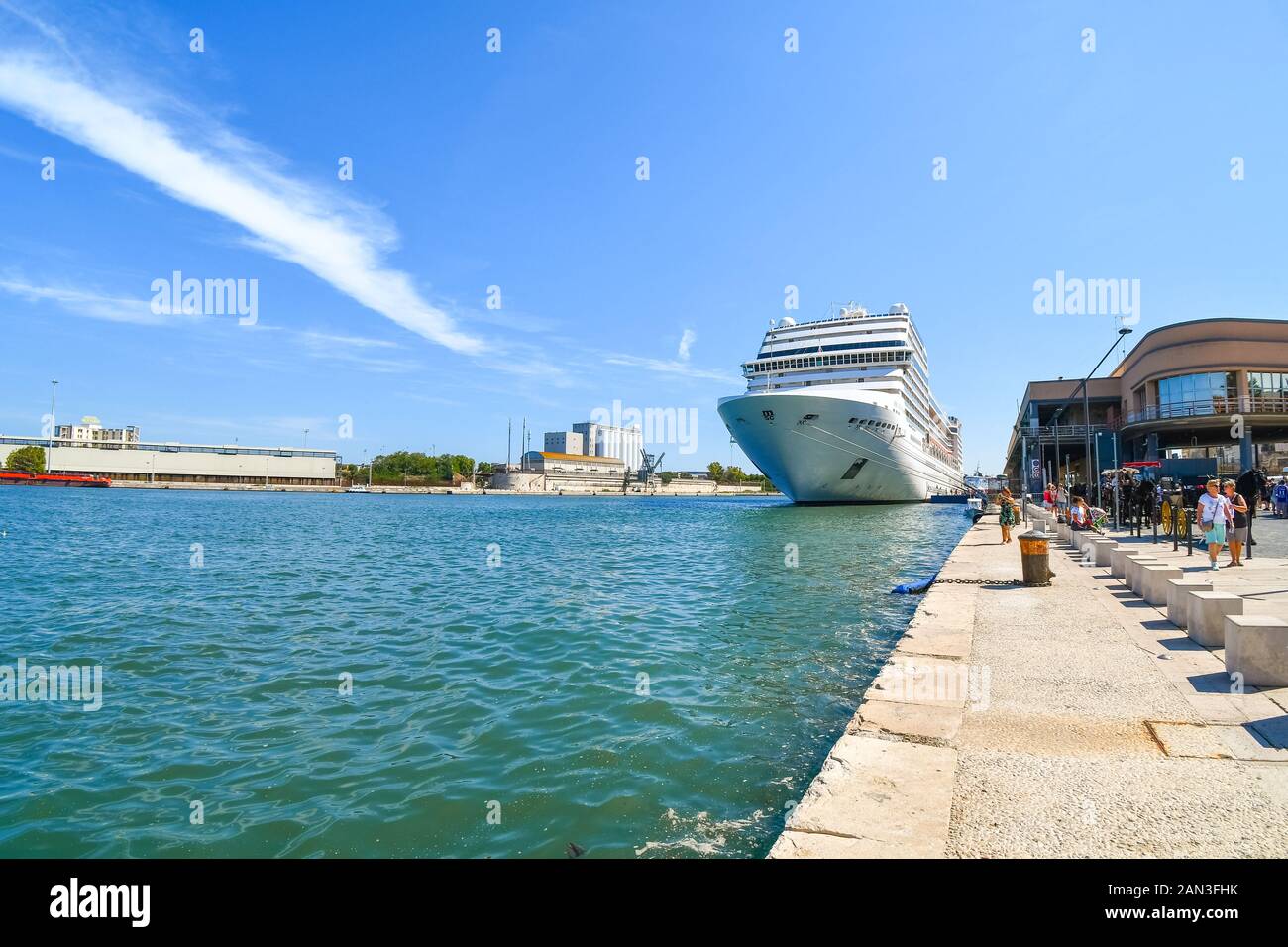 Un muelle de cruceros en el puerto de Brindisi, Italia como turistas a pie  del paseo marítimo en el Mar Adriático, en la región de Puglia Fotografía  de stock - Alamy
