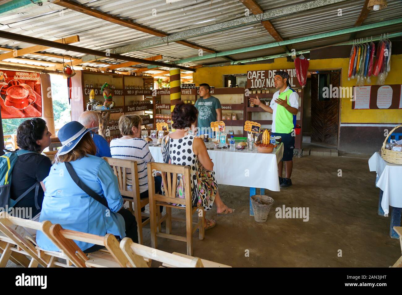 Fábrica De Chocolate Artesanal En. Mazunte, Huatulco, México, Bahía De Huatulco, Foto de stock