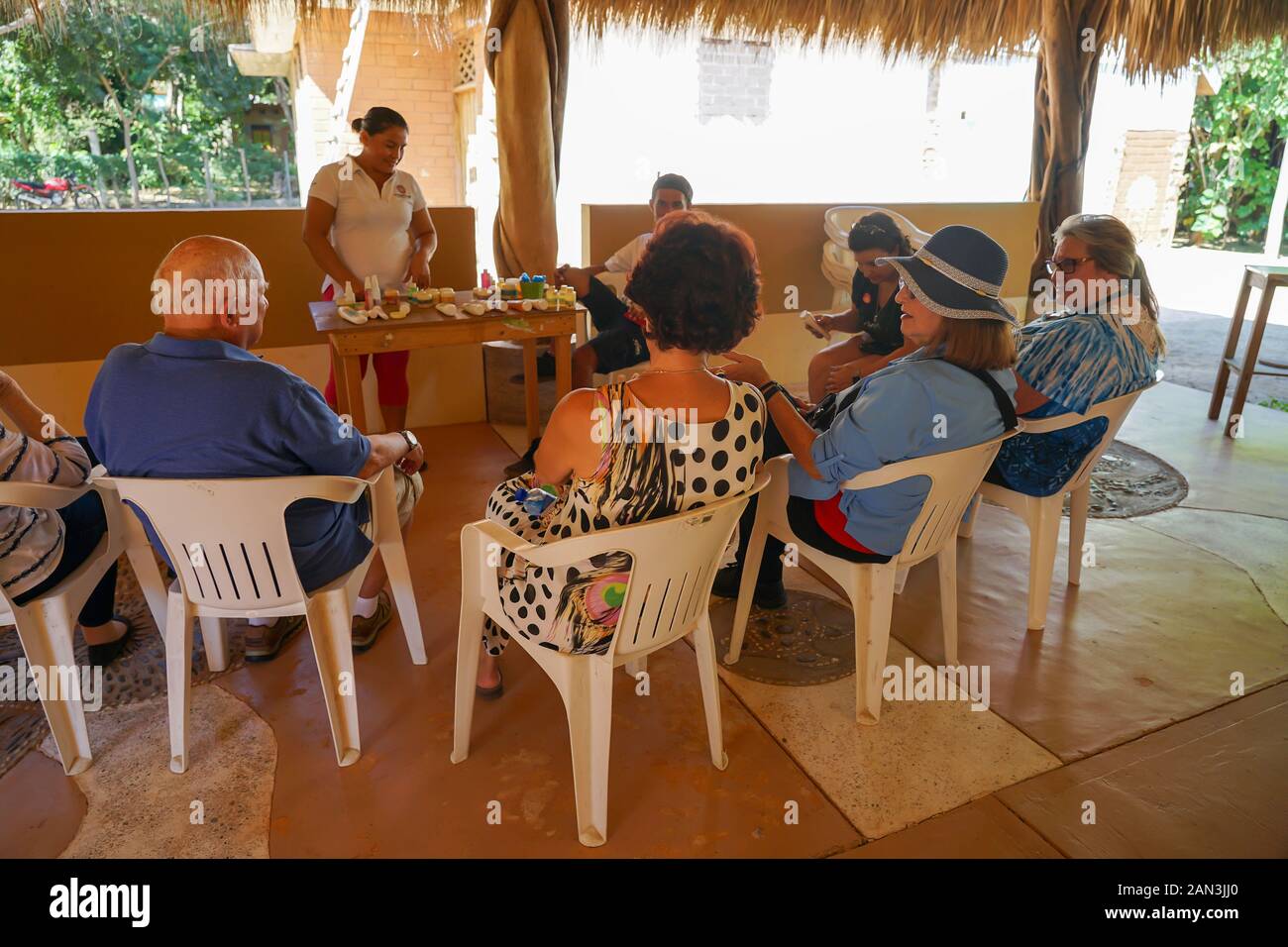 Demostración cosmética en fábrica en Mazunte, Huatulco, México, Bahia de Huatulco, Foto de stock