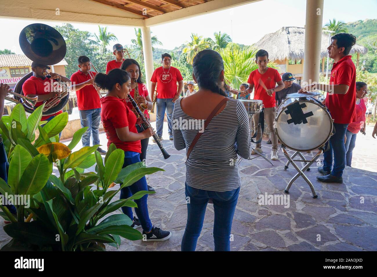 Banda de Brass tocando. En la iglesia de Mazunte, Huatulco, México, Bahía de Huatulco, Foto de stock