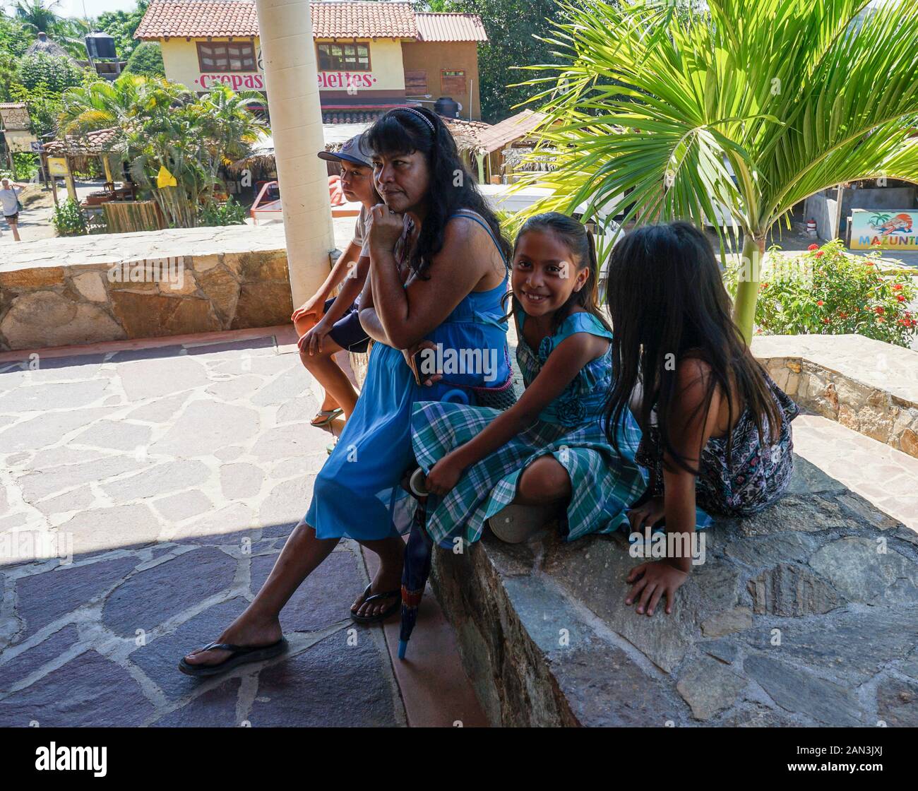 Feliz Familia Mexicana En Mazunte, Huatulco, México, Bahía De Huatulco, Foto de stock
