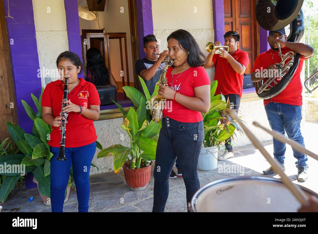 Banda de latón tocando en la iglesia local en Mazunte, Huatulco, México, Bahia de Huatulco, Foto de stock