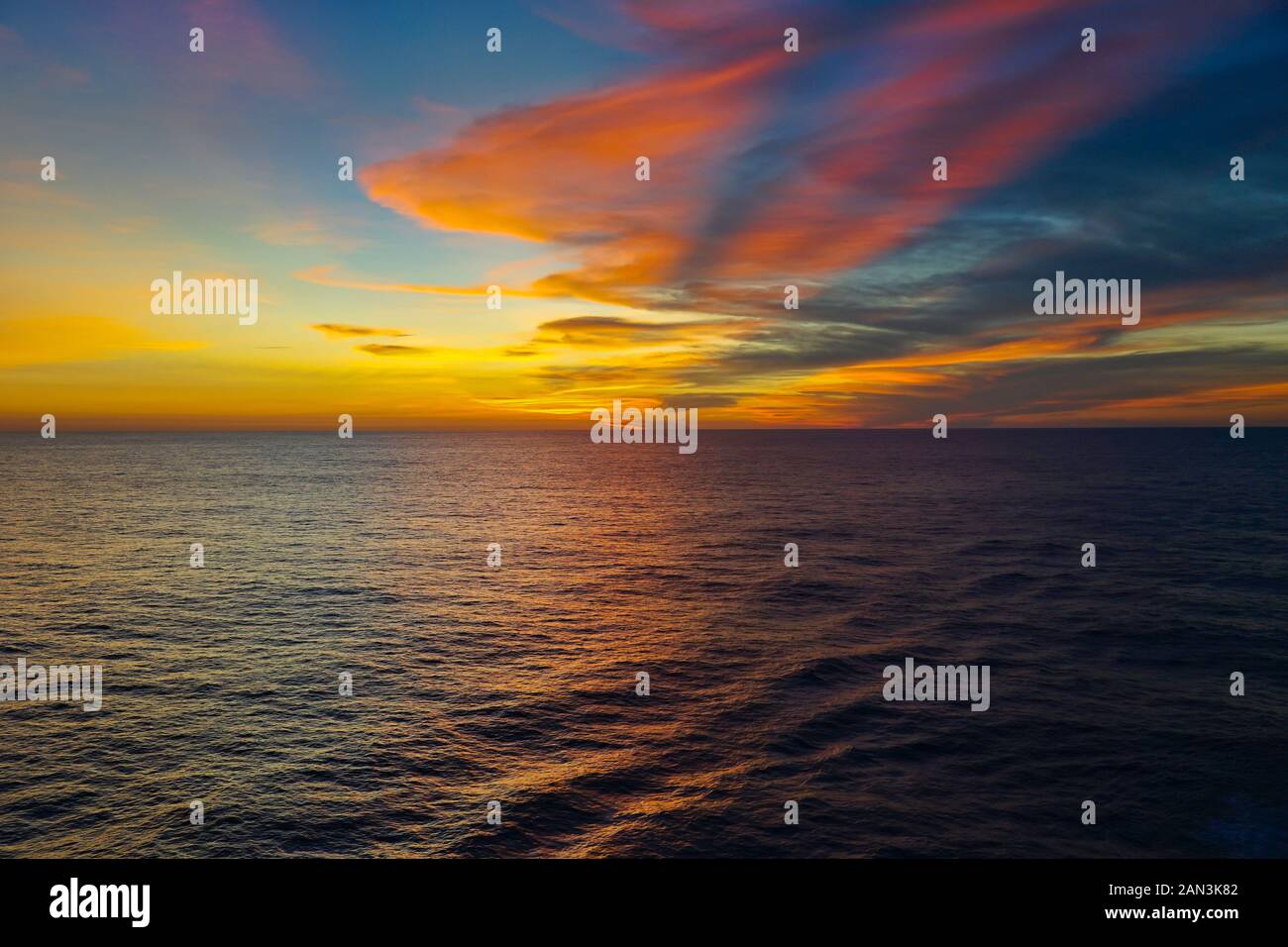 Espectacular Puesta De Sol En Mazunte, Huatulco, México, Bahía De Huatulco, Foto de stock