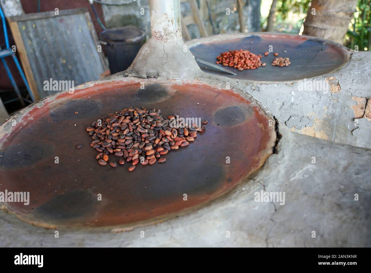 Frijoles de cacao siendo asados en Mazunte, Huatulco, México, Bahia de Huatulco, Foto de stock