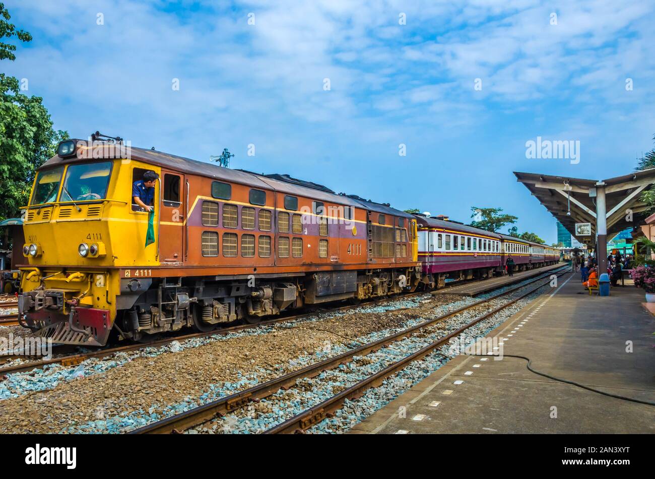 BANGKOK, TAILANDIA - Dic 23, 2018: el tren que sale de la ajetreada estación de tren Thonburi, también conocida como la estación de tren de Bangkok Noi. Foto de stock