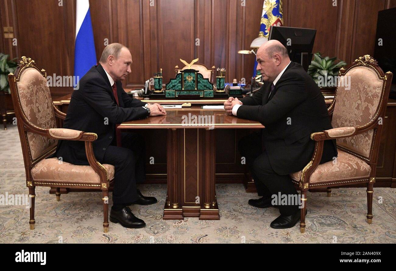 Moscú, Rusia. 15 De Enero De 2020. El presidente ruso Vladimir Putin durante una reunión con el jefe del Servicio Tributario Mikhail Mishuston, a la derecha, después de elegirlo para reemplazar al primer ministro Dmitry Medvedev en el Kremlin el 15 de enero de 2020 en Moscú, Rusia. Putin propuso cambios constitucionales radicales que se consideran un medio para prolongar su reinado. Crédito: Alexei Nikolsky/Kremlin Pool/Alamy Live News Foto de stock