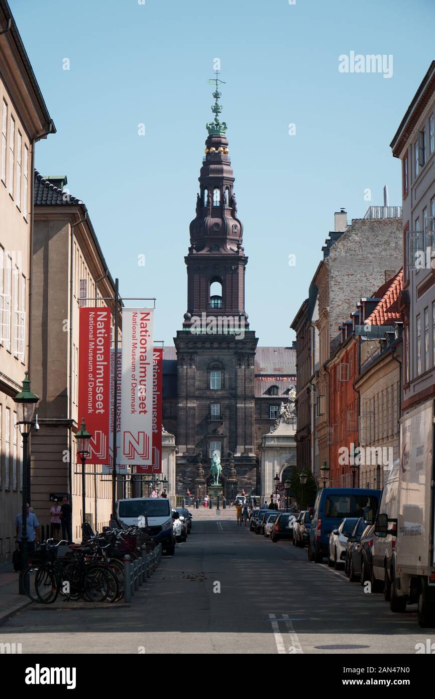 Balance Christiansborg, Copenhague, vistos a través de una calle con el Museo Nacional de Dinamarca en un lado Foto de stock