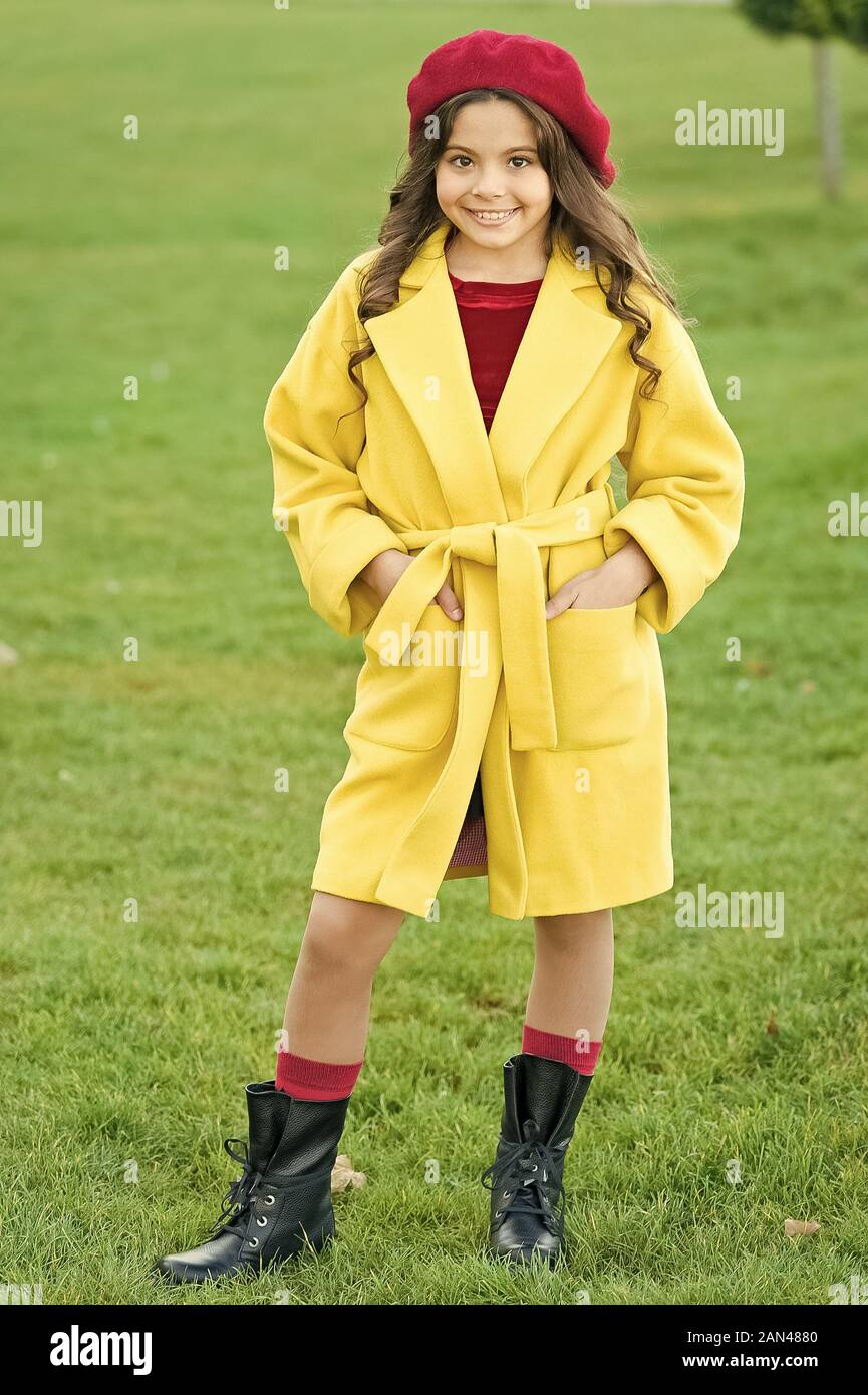 Escudo de Abrigo clásico no tiene que ser pero pegada a la escala de tonos cálidos, infravalorados. Niña modelo moda vestir de amarillo de lana. Niño en ropa de