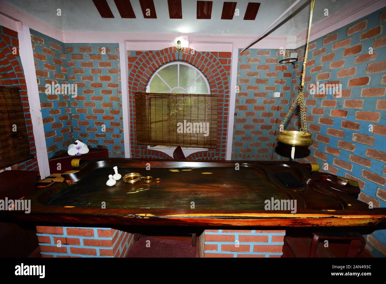 Mesa de masaje ayurvédico Shirodhara. Foto de stock