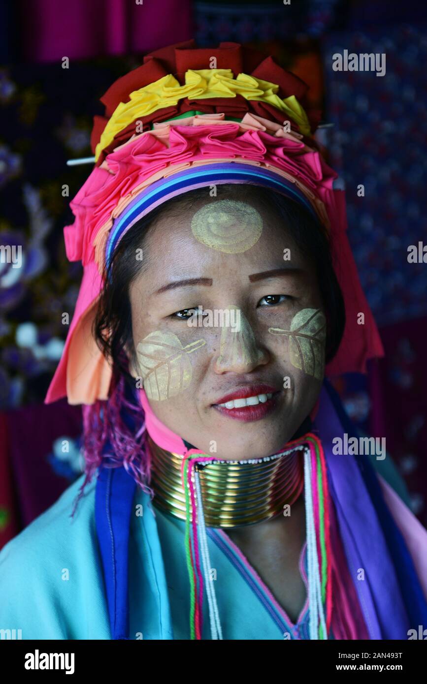 Retrato de una mujer Padaung. Foto de stock