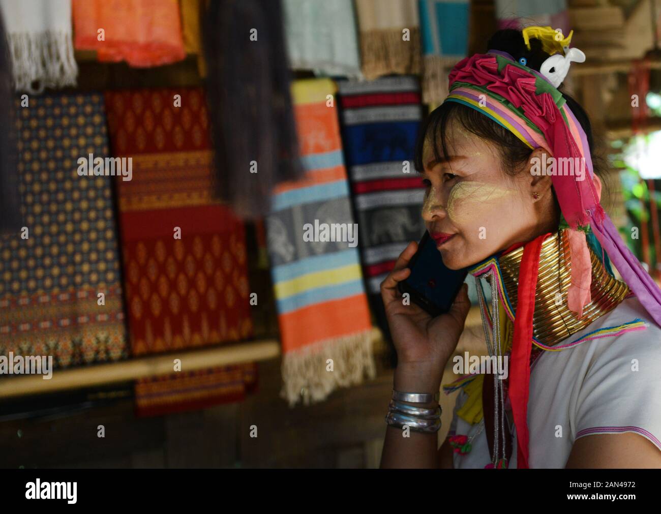 Una mujer Padaung utilizando su smartphone. Foto de stock