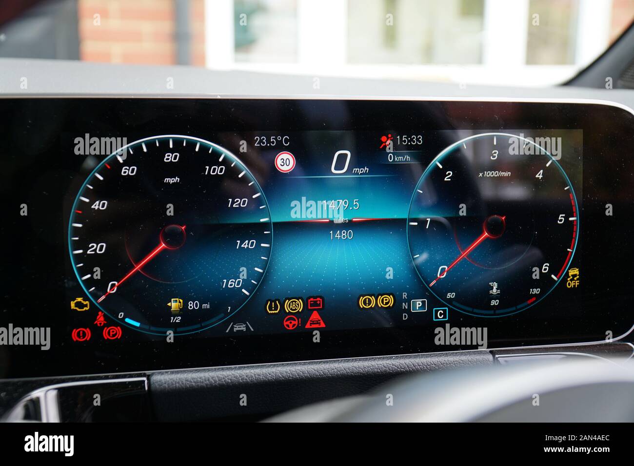 Las luces de advertencia en la pantalla del conductor digital en el interior  de un W247 Mercedes-Benz Clase B Fotografía de stock - Alamy