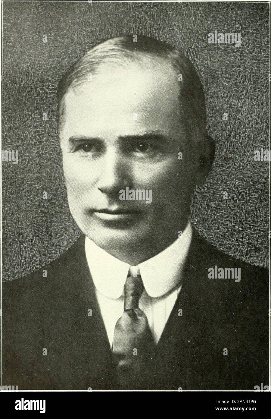 Distinguidos hombres de Baltimore y de Maryland . i-^^.= lvl£un ion. WILLARD. DANIEL, presidente de la Biiltimore & Ohio. Cincinnati. Hamilton y Dayton Sistema;li. J;iini;iiy 2s.(ii. Nueva Hartland. Vt.: eil. escuelas de distrito; firad. Windsor (Vermont* Hiph.Schiwil; entró en servicio ferroviario ISTVt en vía departamento central del ferrocarril de Vermont; posteriormente, se convirtió en UMnmotive enteringtrain servicio técnico en el Passnmpsie Connecticni y ferrocarril; después fonryears mentira heeauie in^infcr la ONU Lake Shore Railroad, después un condnctur en Minneapolis.St. IanI y Sault Ste. Marie Uaitroa<l (ese modo Foto de stock