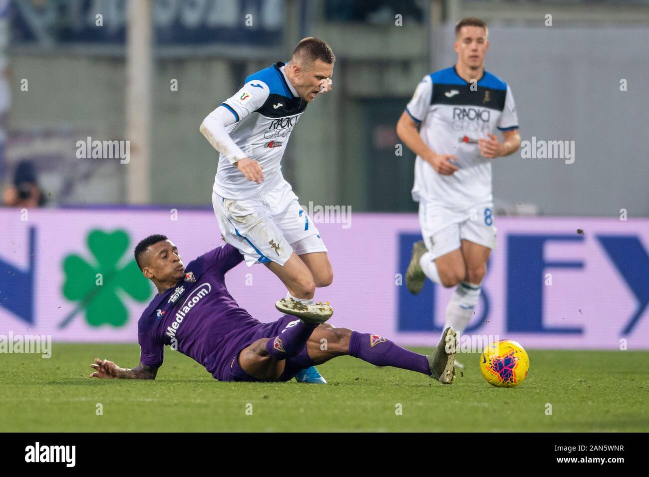 Dalbert Henrique Chagas Estevao (Fiorentina) Josip Ilicic (Atalanta)  durante el italiano 'Tim Cup' partido entre Fiorentina 2-1 Atalanta en el  Estadio Artemio Franchi el 15 de enero de 2020 en Florencia, Italia.